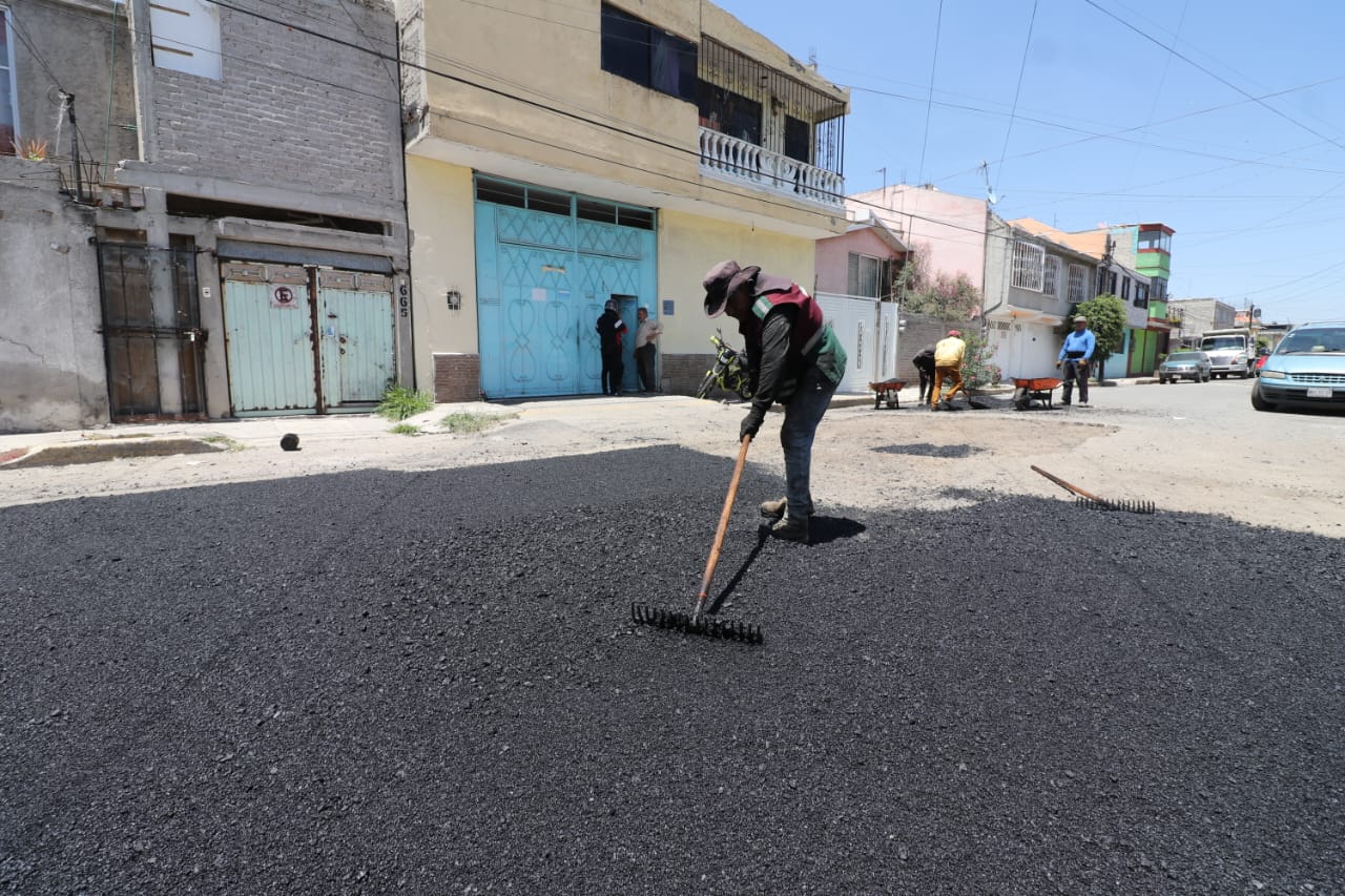 1694555518 247 ObrasPublicas Continuamos realizando trabajos de Bacheo en diversos puntos