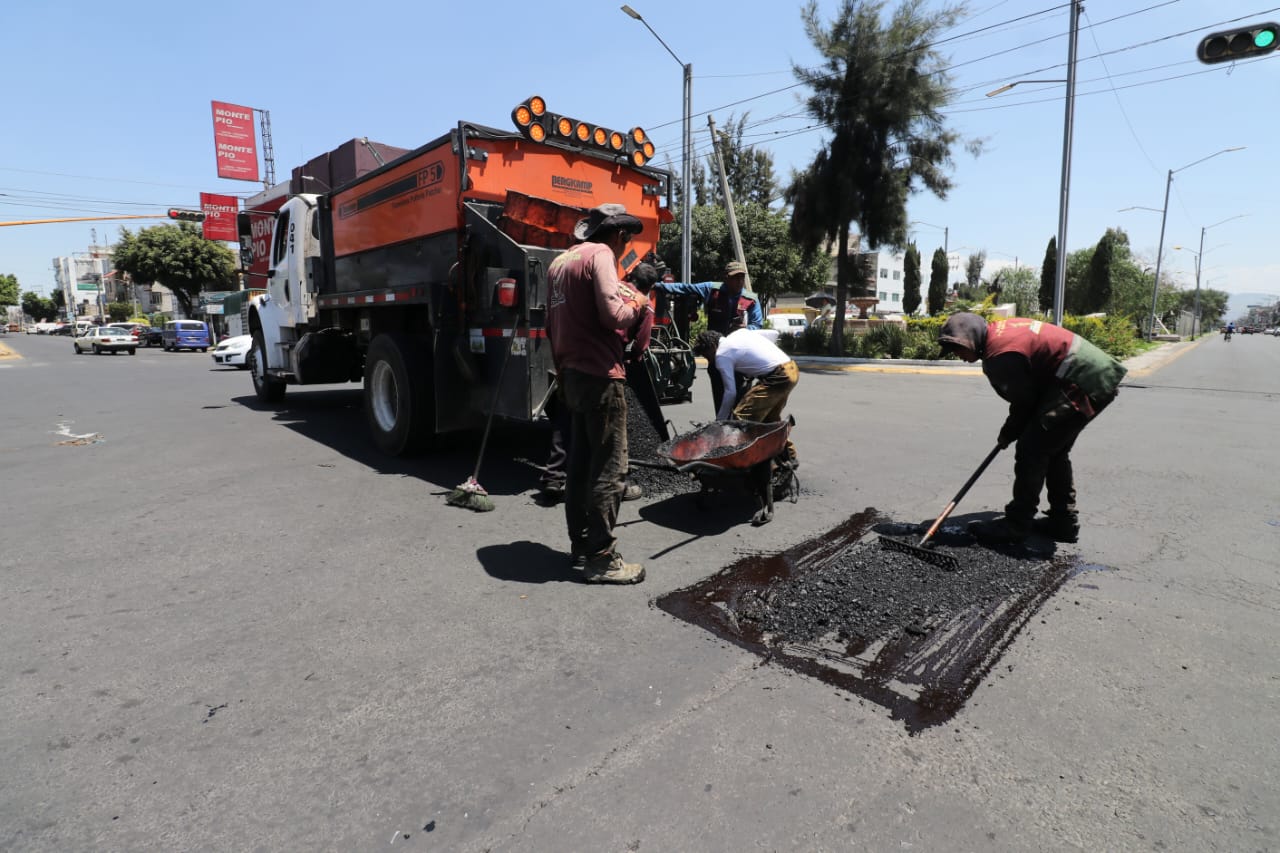 1694555523 352 ObrasPublicas Continuamos realizando trabajos de Bacheo en diversos puntos