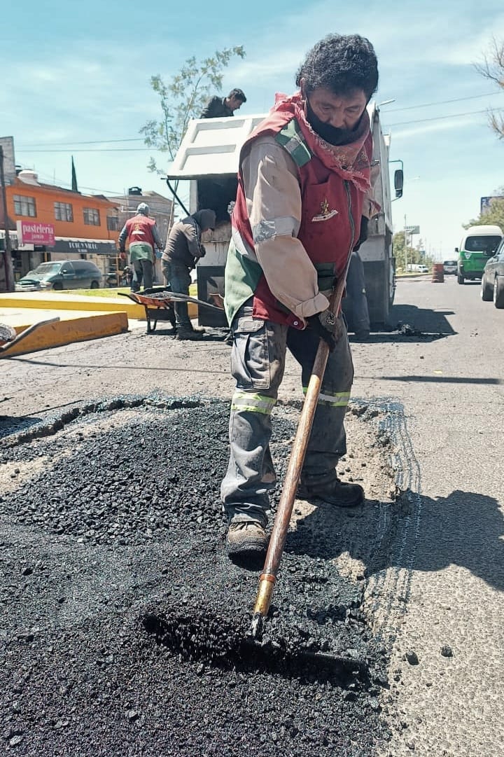 1694555537 ObrasPublicas Continuamos realizando trabajos de Bacheo en diversos puntos