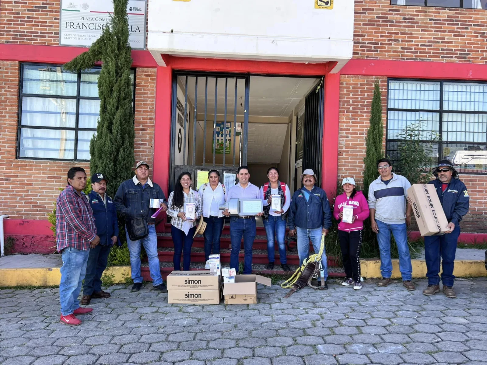 1694555951 Hoy continuamos Alumbrando Jocotitlan donde recorrimos las Comunidades de Santi scaled