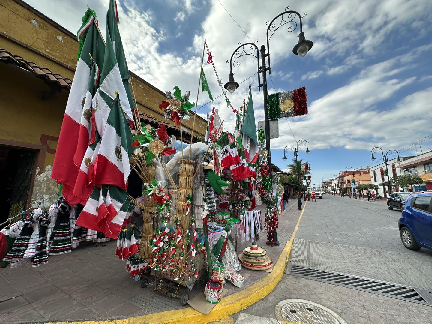 1694627566 823 Trompetas banderas aretes y muchos articulos mexicanos encontraras en el