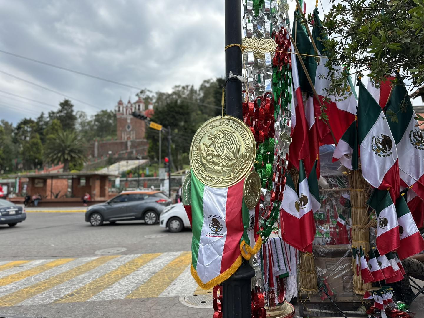 1694627582 25 Trompetas banderas aretes y muchos articulos mexicanos encontraras en el