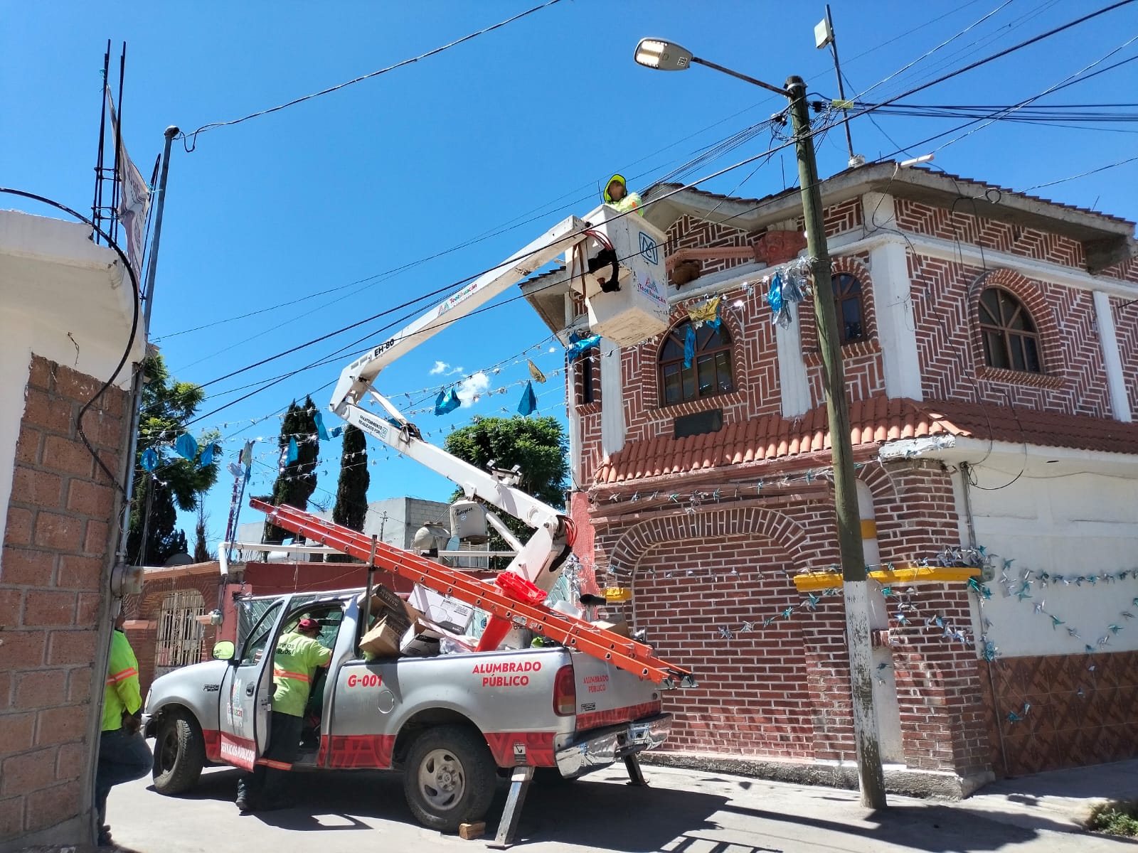 1694633923 419 En Santiago Atlatongo nuestros companeros de Alumbrado Publico realizaron la