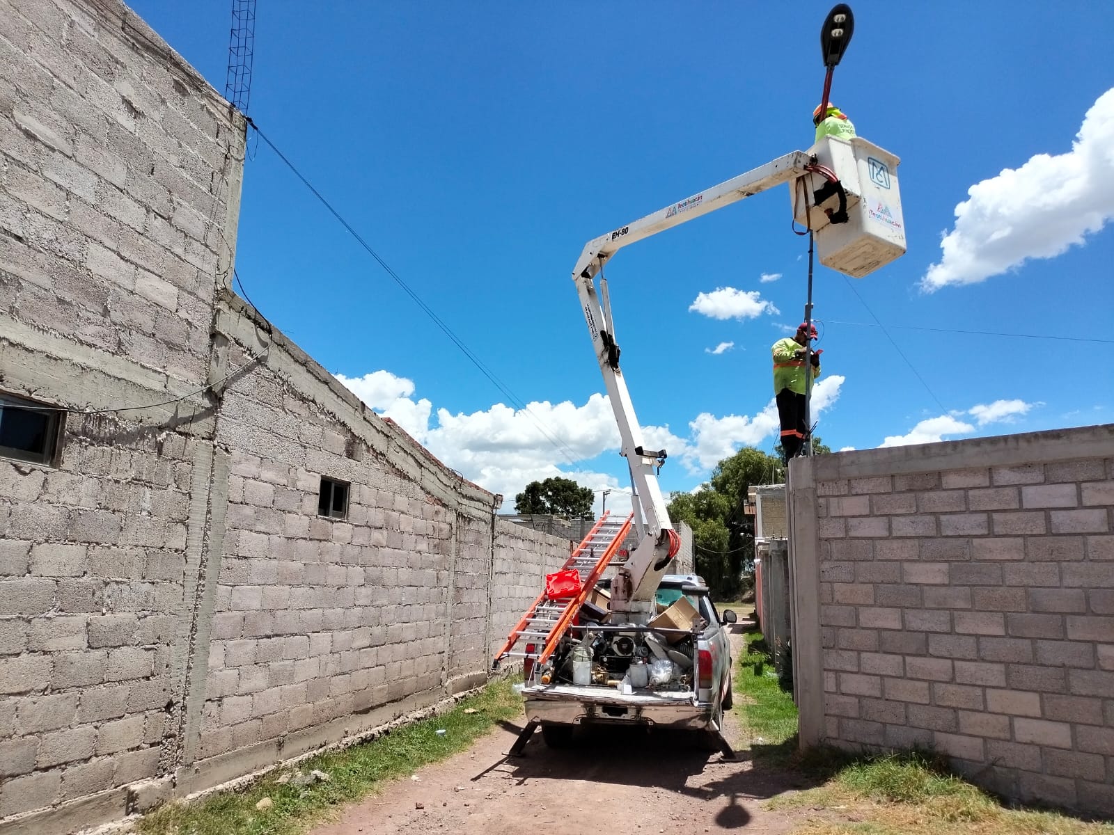 1694633939 191 En Santiago Atlatongo nuestros companeros de Alumbrado Publico realizaron la