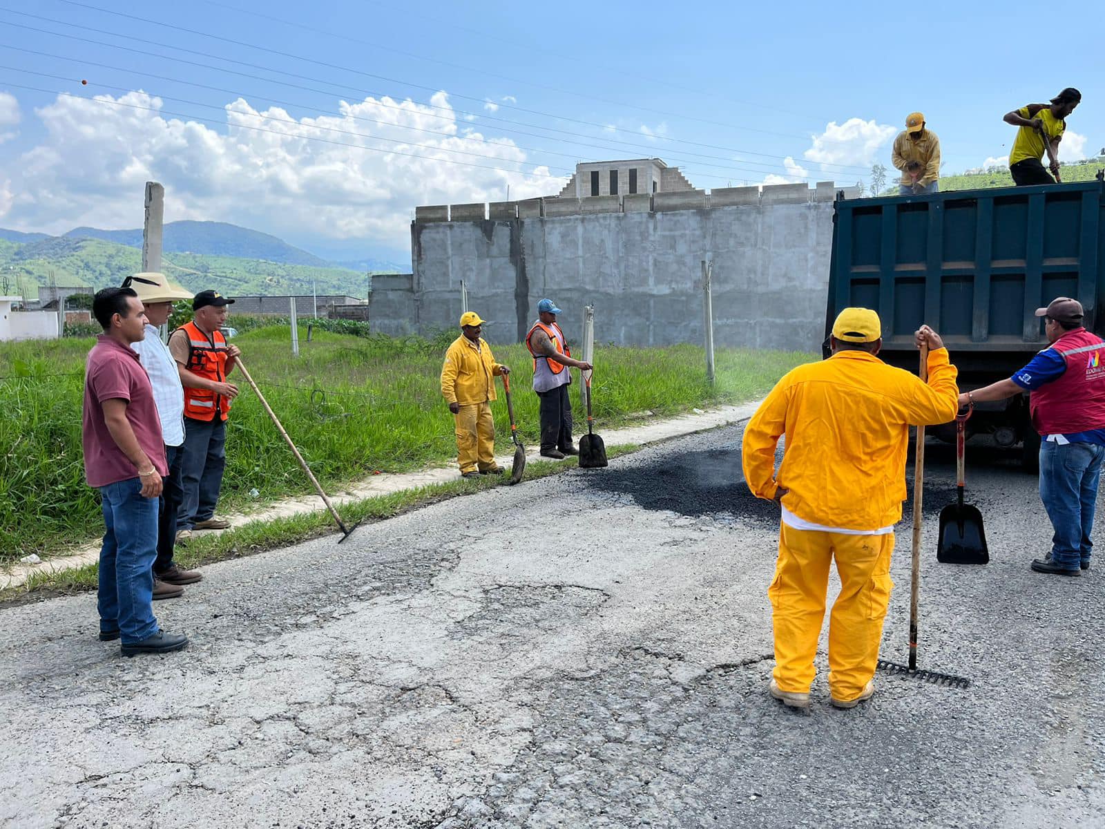 1694645867 29 Seguimos con el bacheo de vialidades y carreteras hoy toco