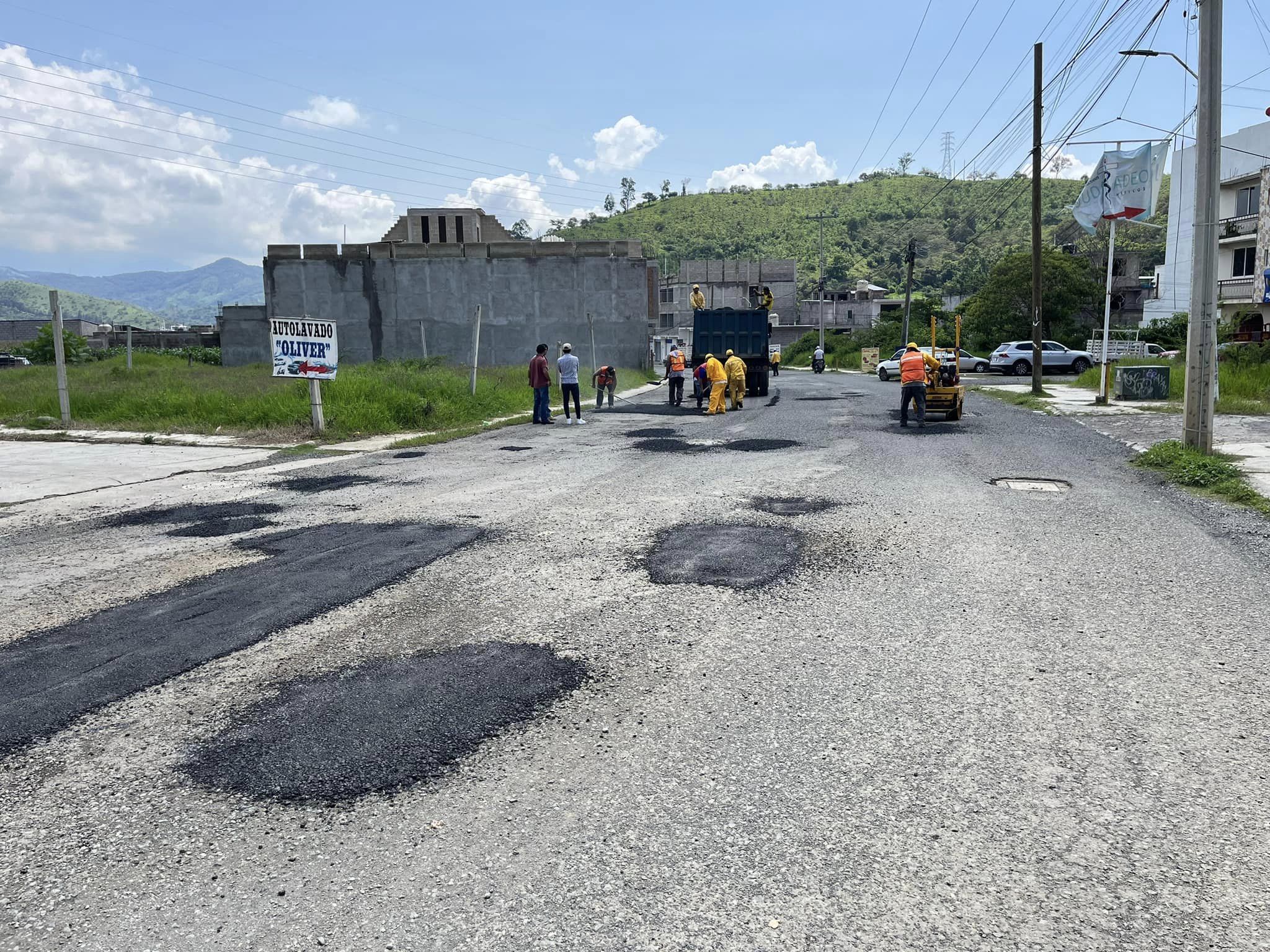 1694645872 103 Seguimos con el bacheo de vialidades y carreteras hoy toco