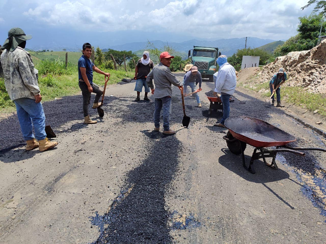 1694645876 243 Seguimos con el bacheo de vialidades y carreteras hoy toco