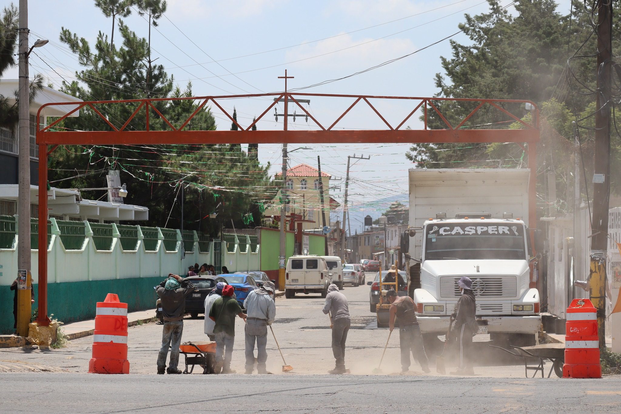 1694728123 756 Hoy estamos realizando trabajos de bacheo en la Comunidad de