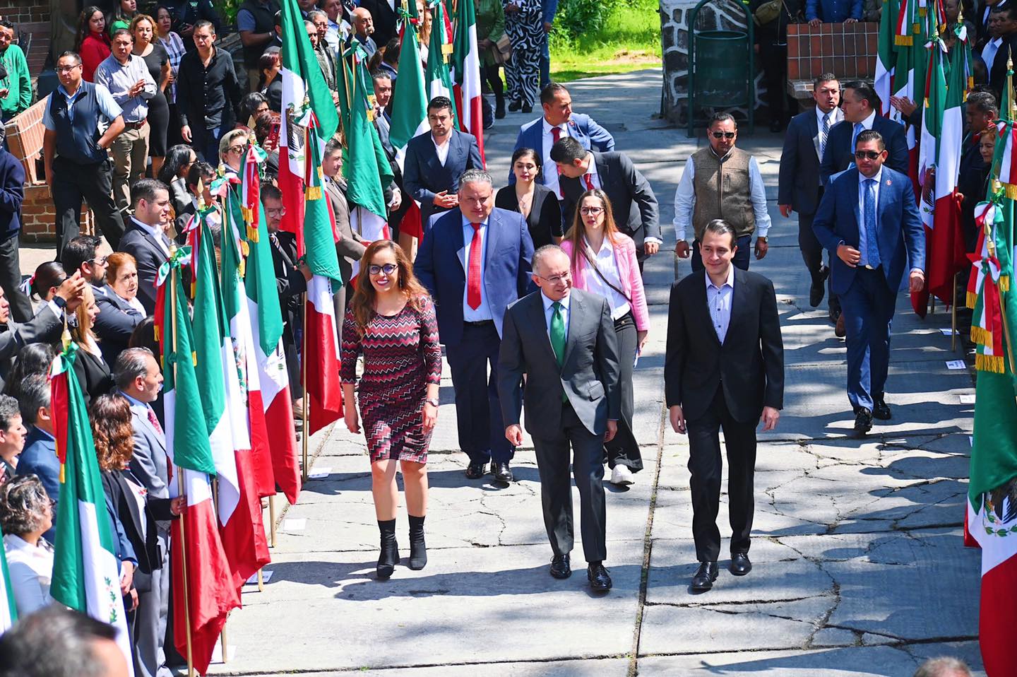 1694734700 Nuestro Presidente Municipal Raymundo Martinez Carbajal abandero a las 48