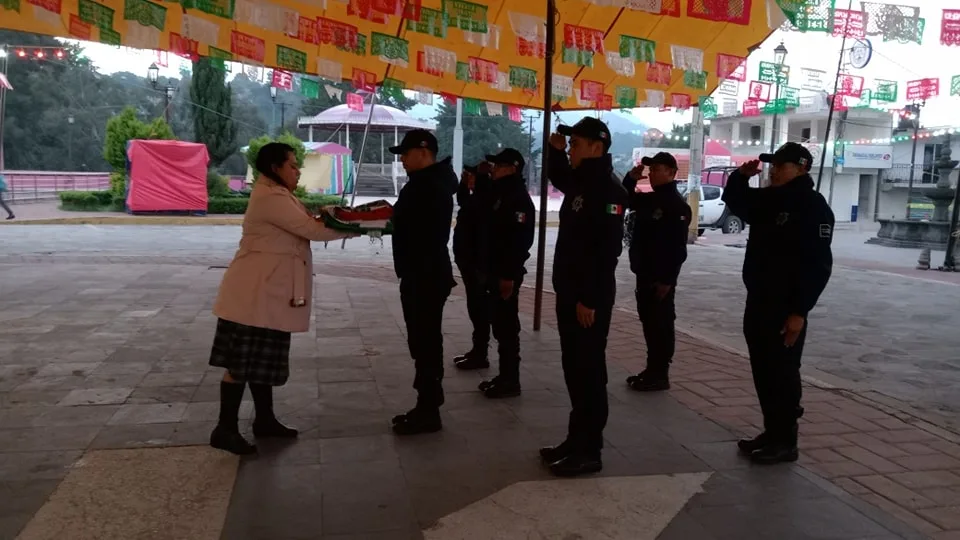 1694783681 Se realiza izamiento de bandera para iniciar nuestras fiestas patrias jpg