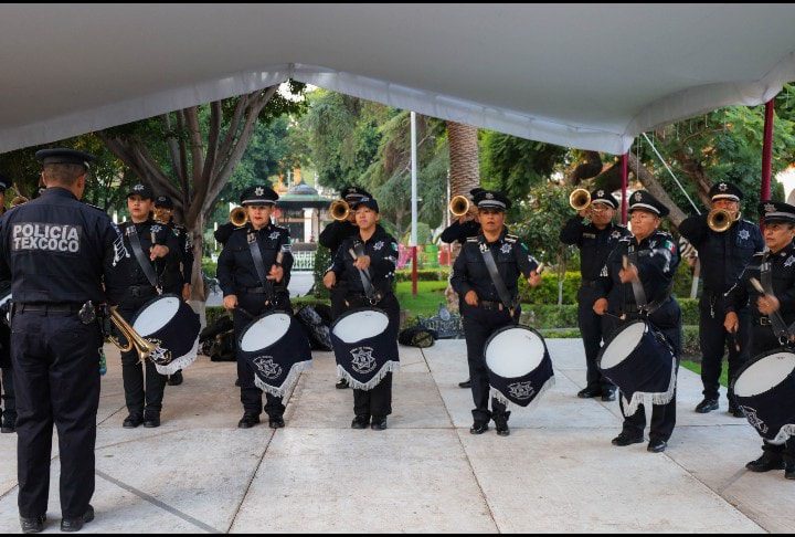 1694792122 271 Izamiento de bandera en el Jardin Municipal conmemorando el CCXIII