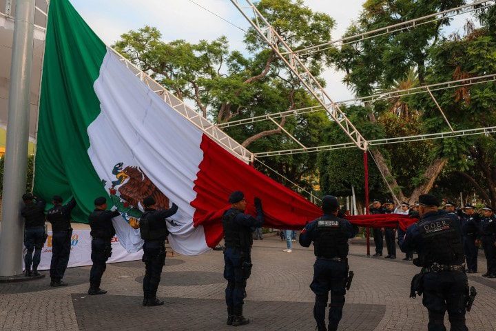 1694792127 480 Izamiento de bandera en el Jardin Municipal conmemorando el CCXIII