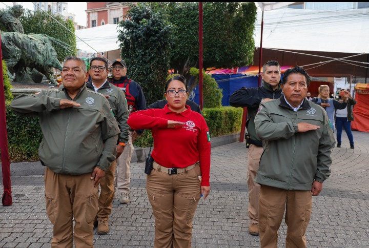 1694792137 109 Izamiento de bandera en el Jardin Municipal conmemorando el CCXIII