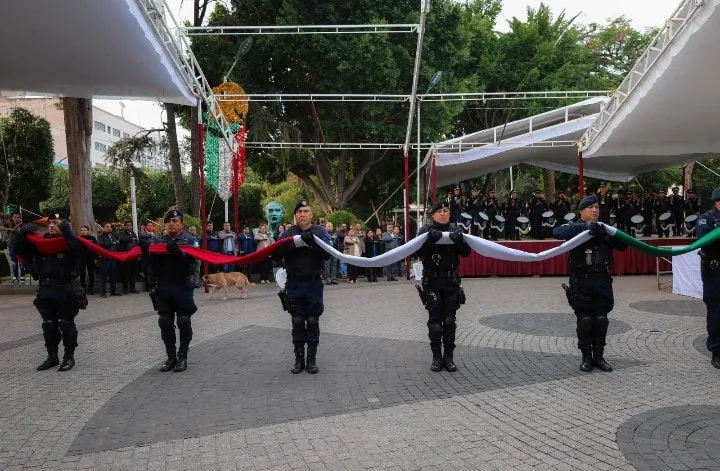 1694792158 Izamiento de bandera en el Jardin Municipal conmemorando el CCXIII jpg