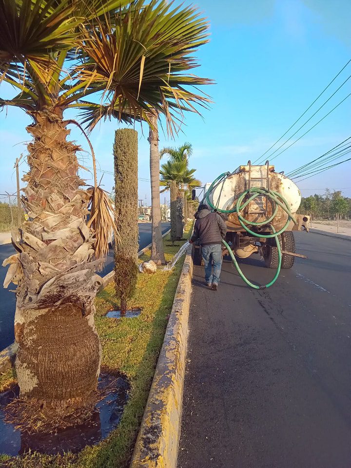 1694796414 776 Nos encontramos regando el area verde de nuestro Boulevard para