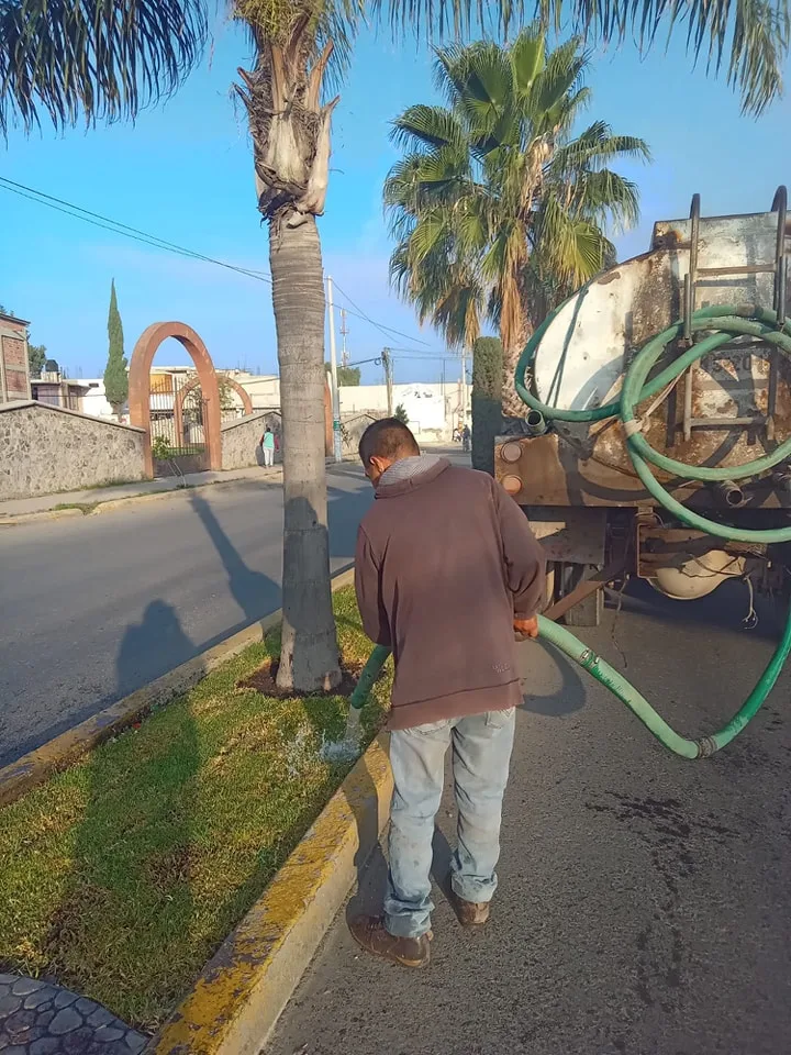 1694796427 Nos encontramos regando el area verde de nuestro Boulevard para jpg