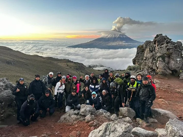 1694813245 El equipo del GobiernoParaTodos ascendio al volcan Iztaccihuatl con motivo jpg