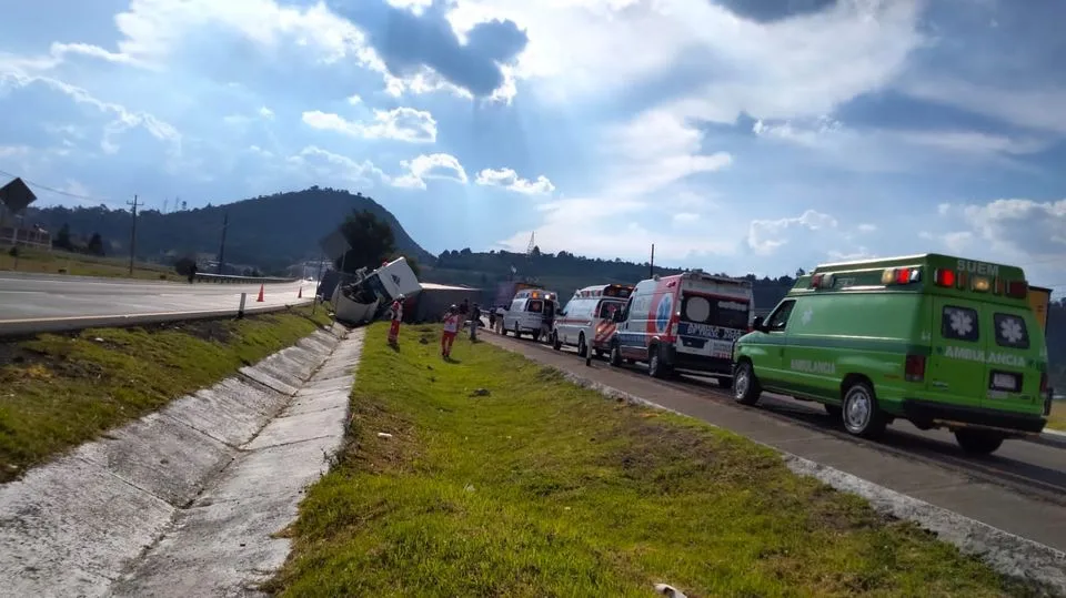 1694818644 Comunicado Se apoya al accidente de volcadura de trailer doble jpg