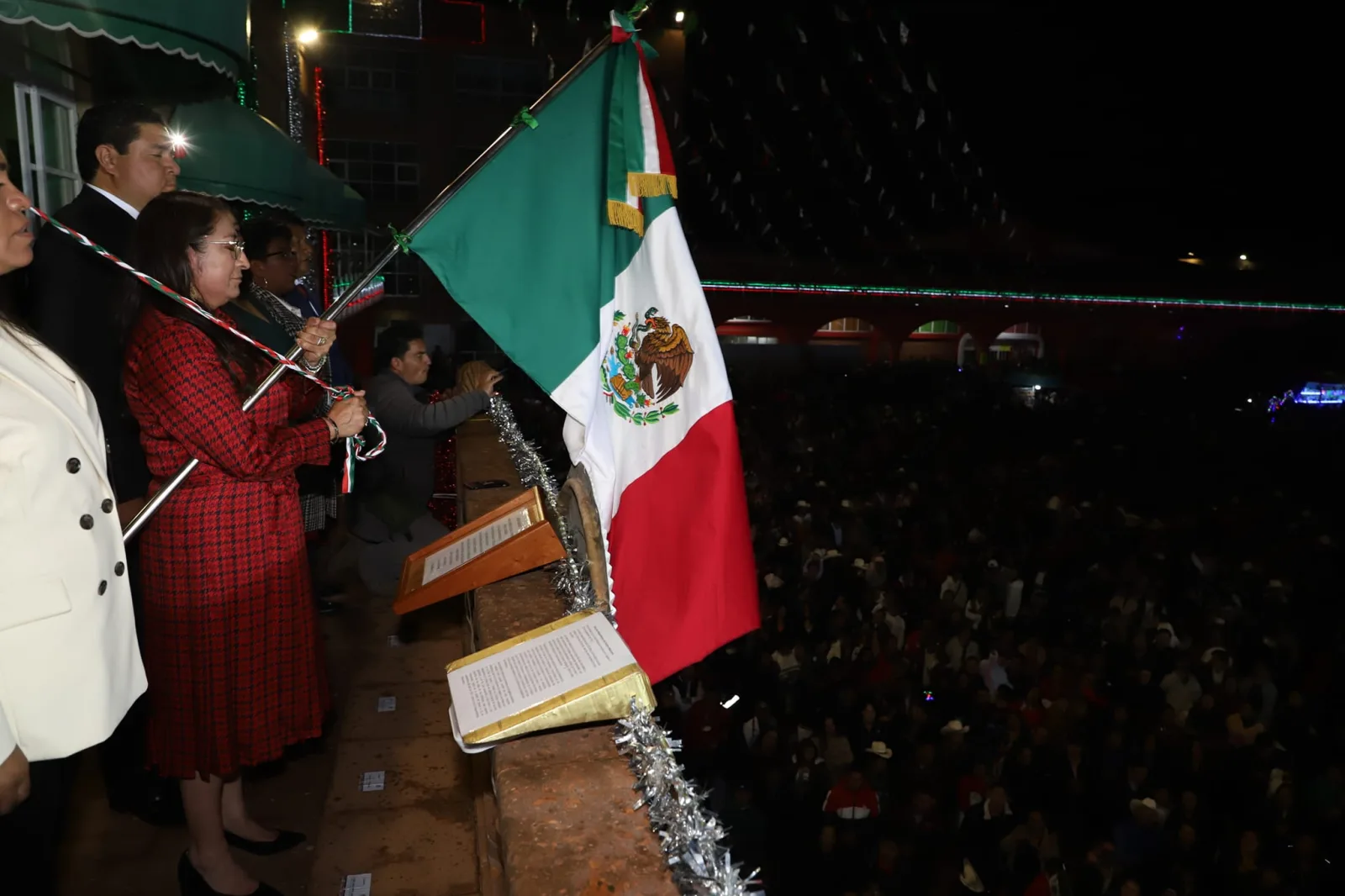 1694875246 La Presidenta Municipal Maria Luisa Carmona Alvarado con los miembros scaled