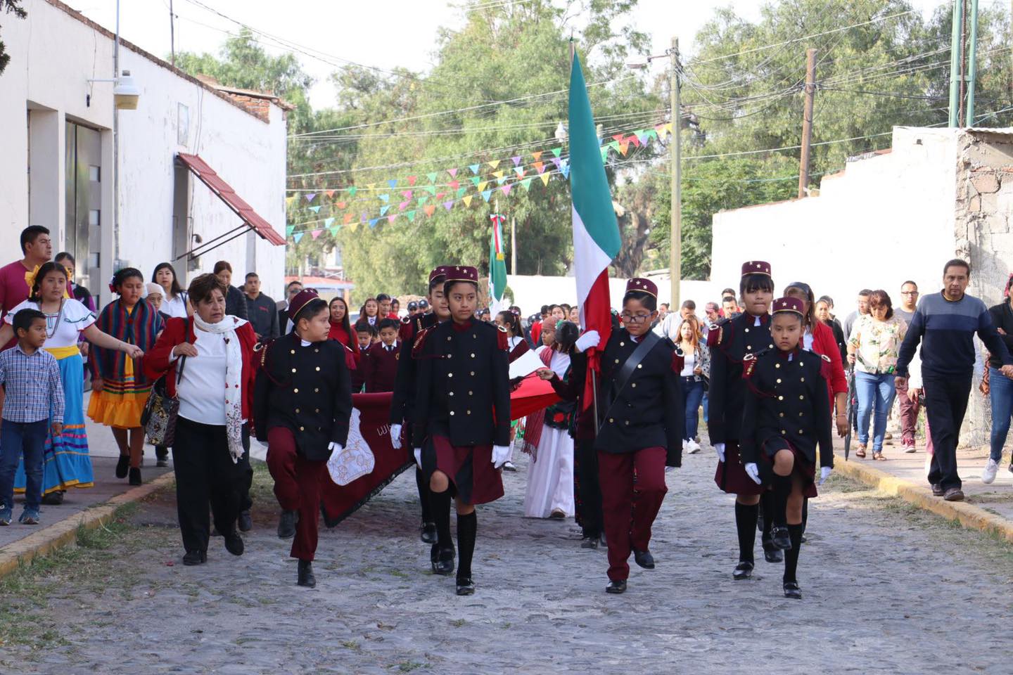 1694903140 41 Mexicanas mexicanos ¡Viva la Independencia