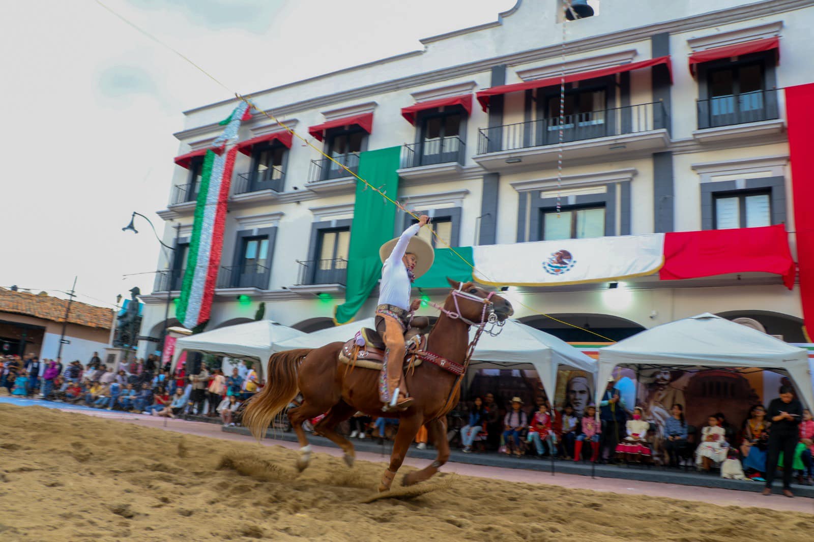 1694956460 822 Con el tradicional espectaculo de la Carrera de Cintas cerramos