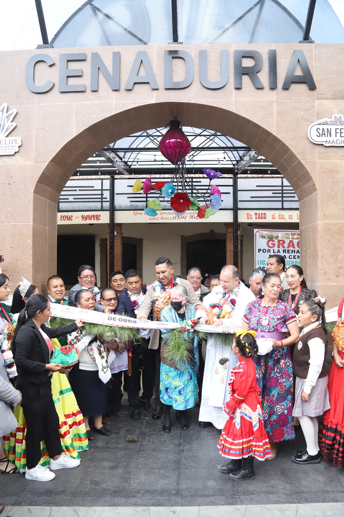 1694991900 998 Acompanados por todos los comerciantes asi como de las familias