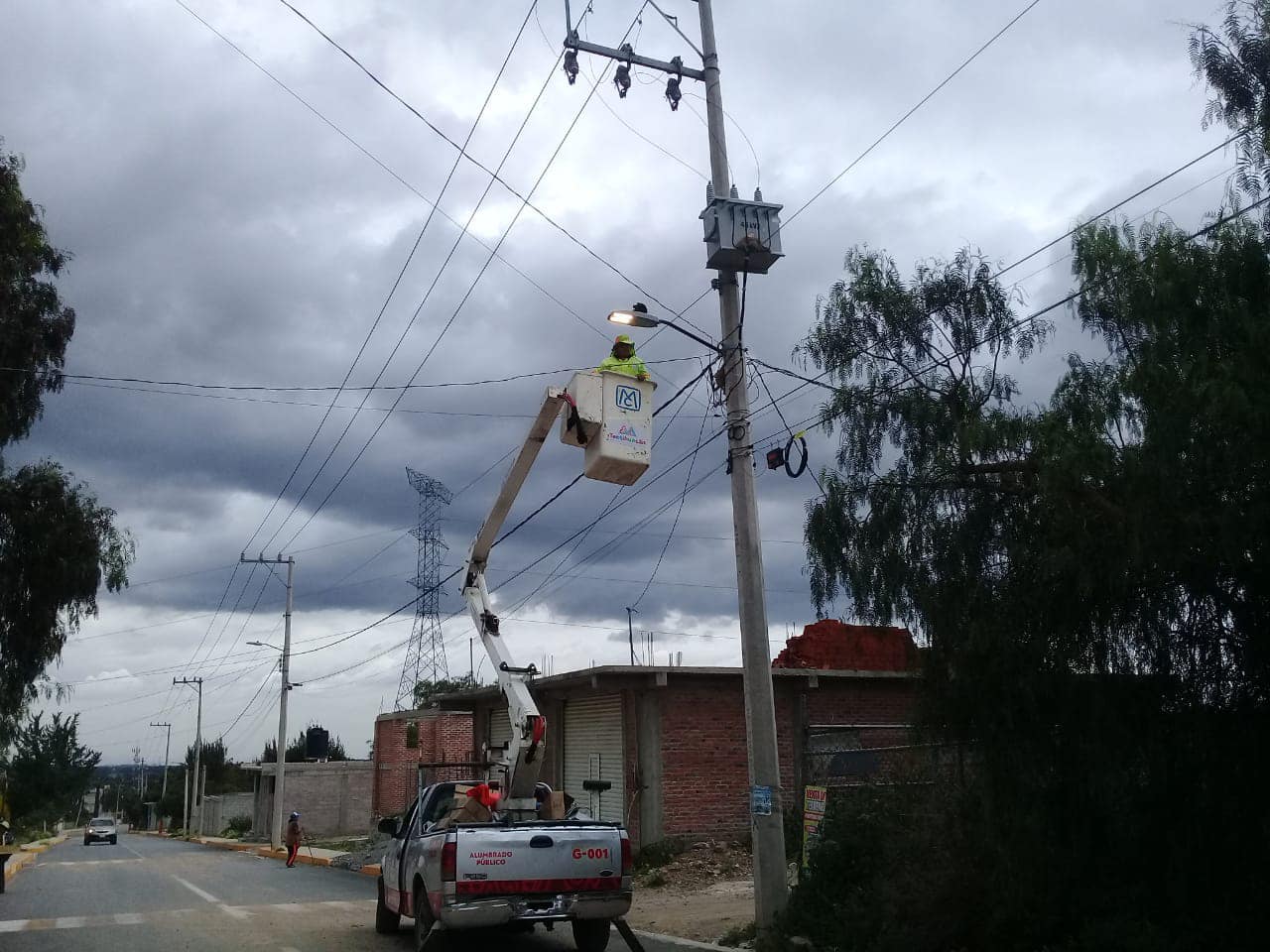 1694994232 716 El personal de Alumbrado Publico reviso reparo y sustituyo 55