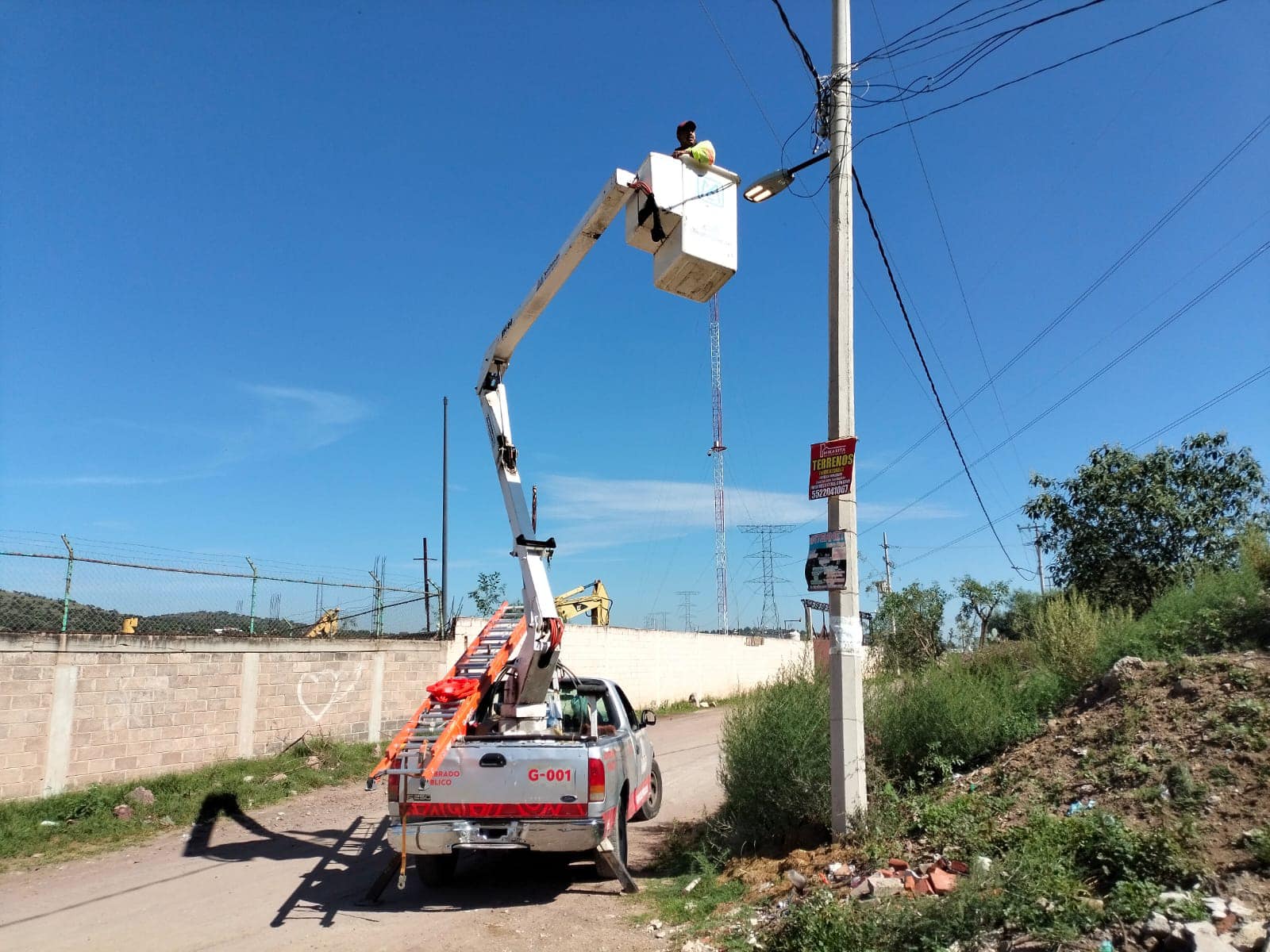 1694994239 651 El personal de Alumbrado Publico reviso reparo y sustituyo 55