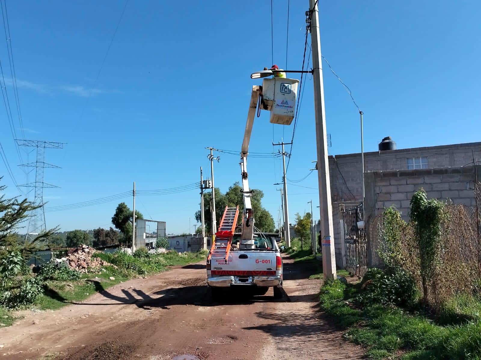 1695044182 El personal de Alumbrado Publico reviso reparo y sustituyo 55