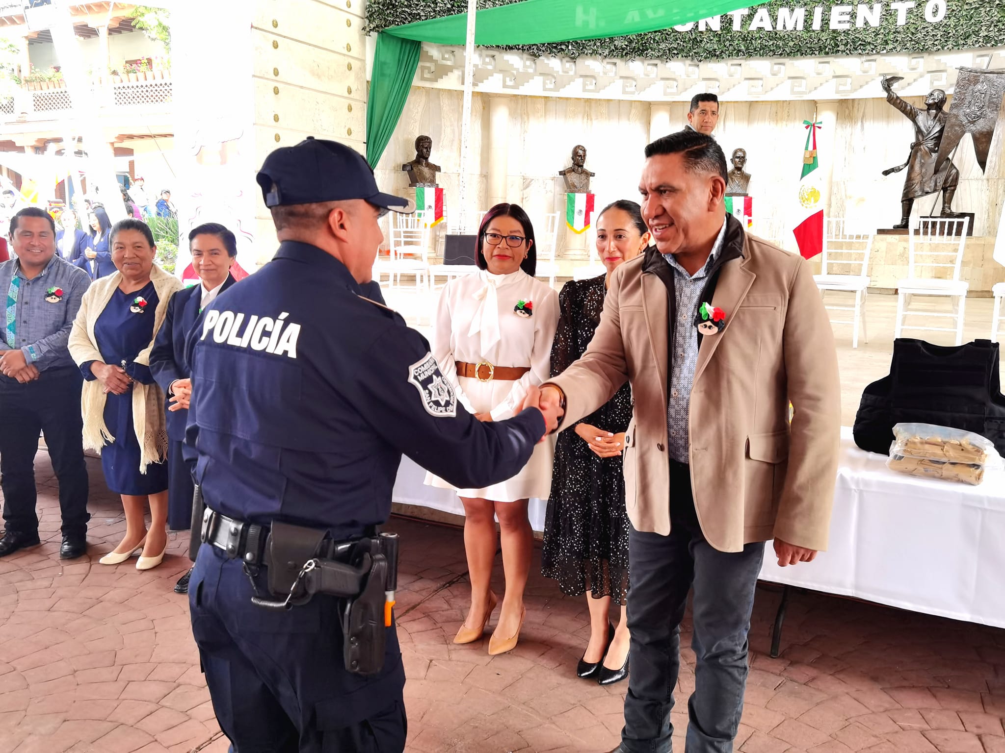 1695049293 284 Izamos la Bandera con motivo del 213 Aniversario de la