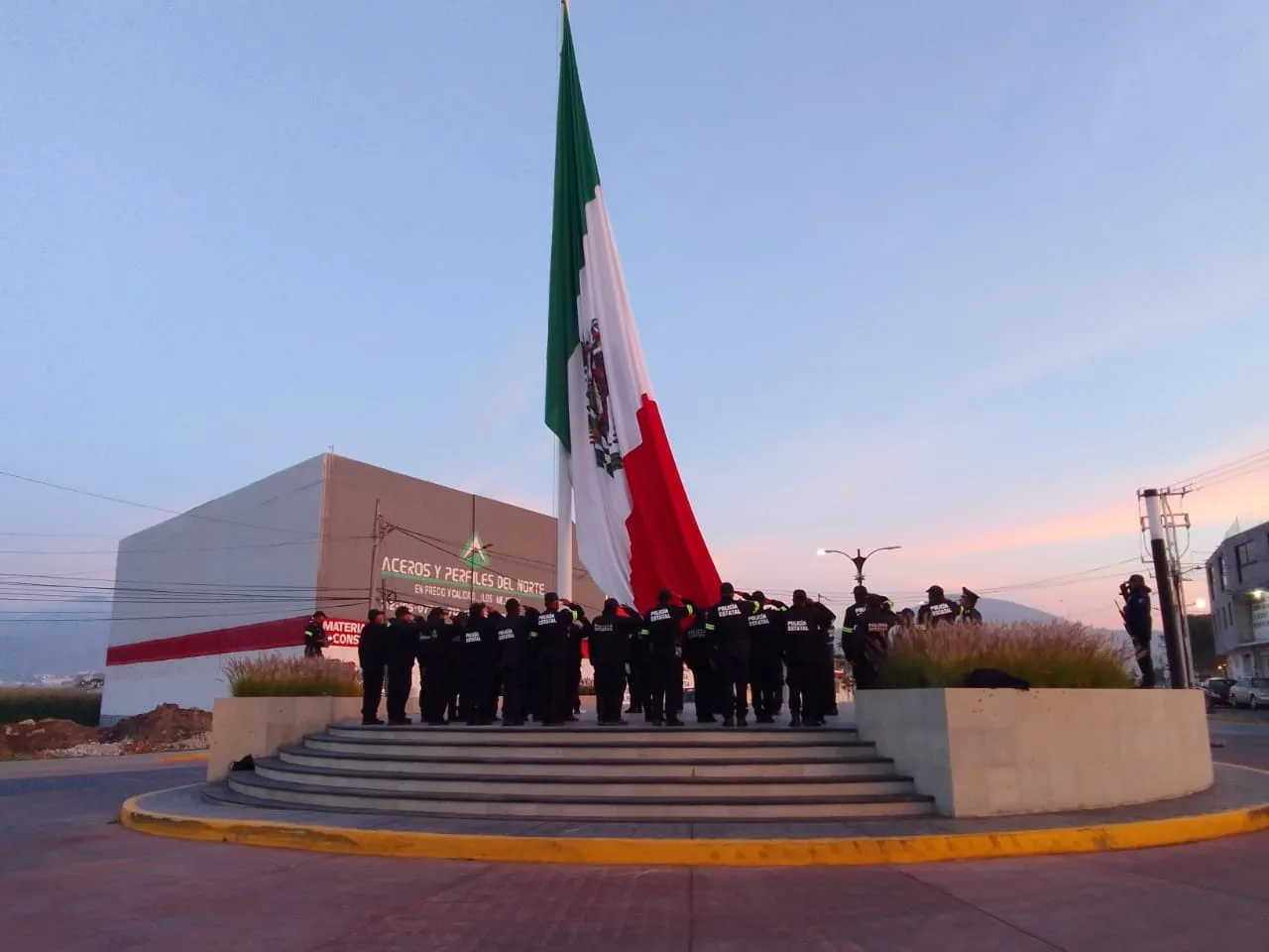 1695049326 Izamos la Bandera con motivo del 213 Aniversario de la jpg