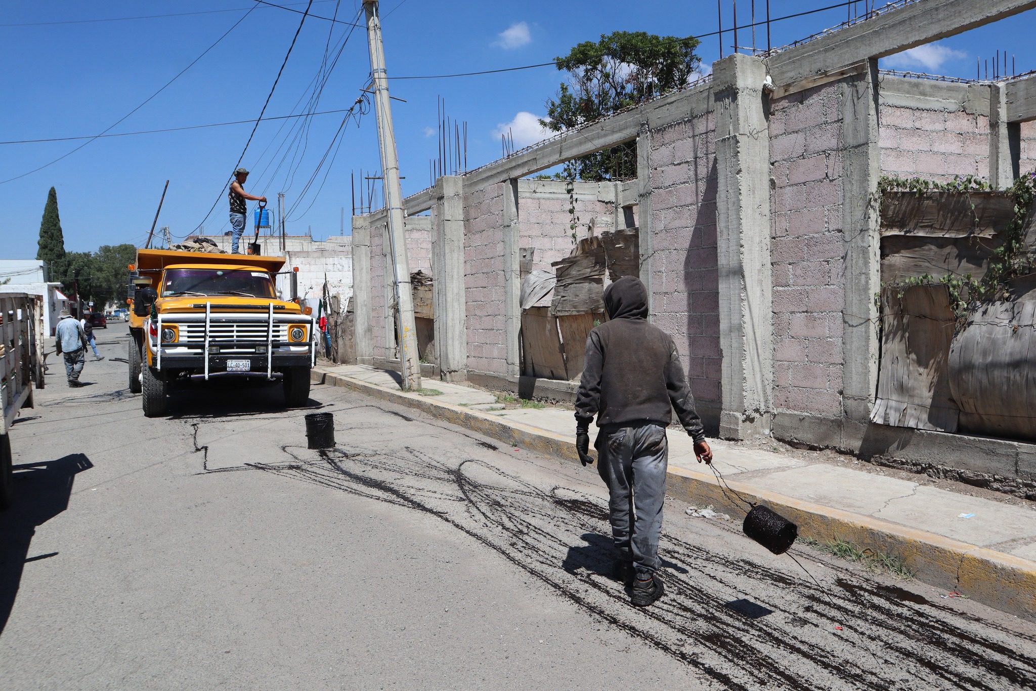 1695329640 226 Esta tarde estamos realizando trabajos de Bacheo en Calle Barranquilla