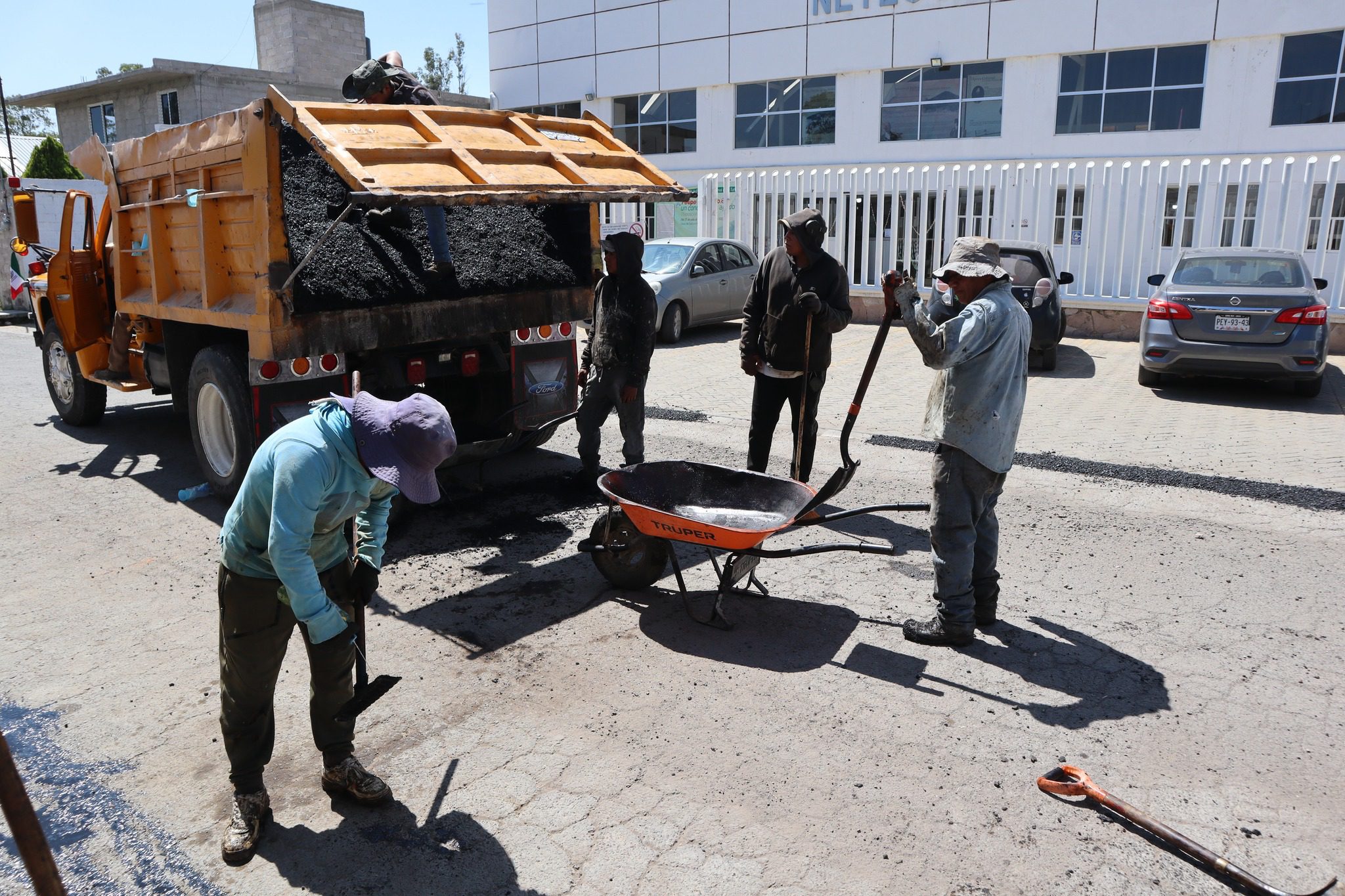 1695329644 262 Esta tarde estamos realizando trabajos de Bacheo en Calle Barranquilla