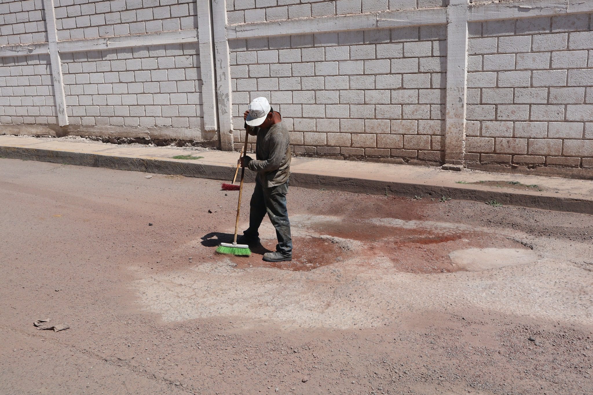 1695329653 205 Esta tarde estamos realizando trabajos de Bacheo en Calle Barranquilla