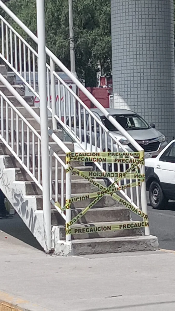 1695331864 830 Personal de ProteccionCivil suspenden el paso en el puente peatonal