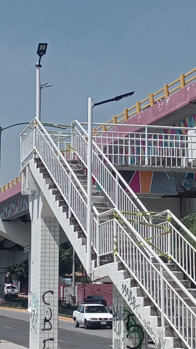 1695331868 580 Personal de ProteccionCivil suspenden el paso en el puente peatonal