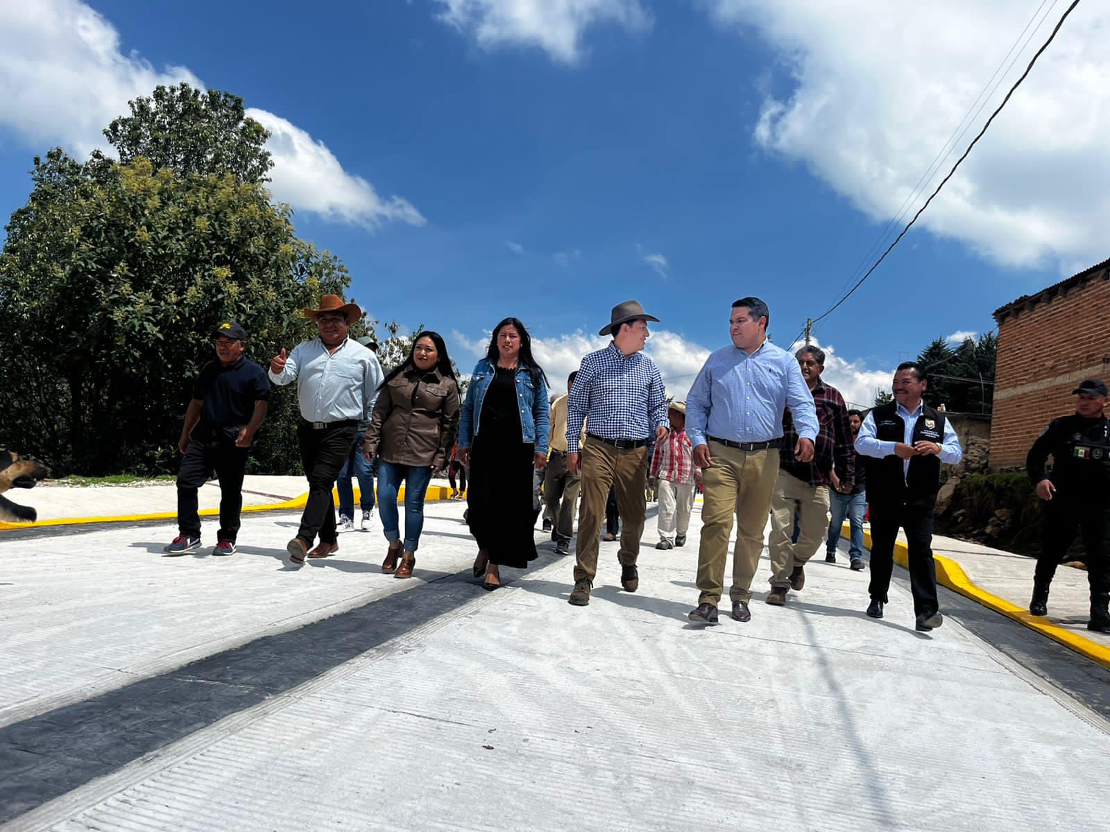 1695402830 594 MasObrasParaChiquixpac Hicimos entrega de la calle Constituyentes una vialida