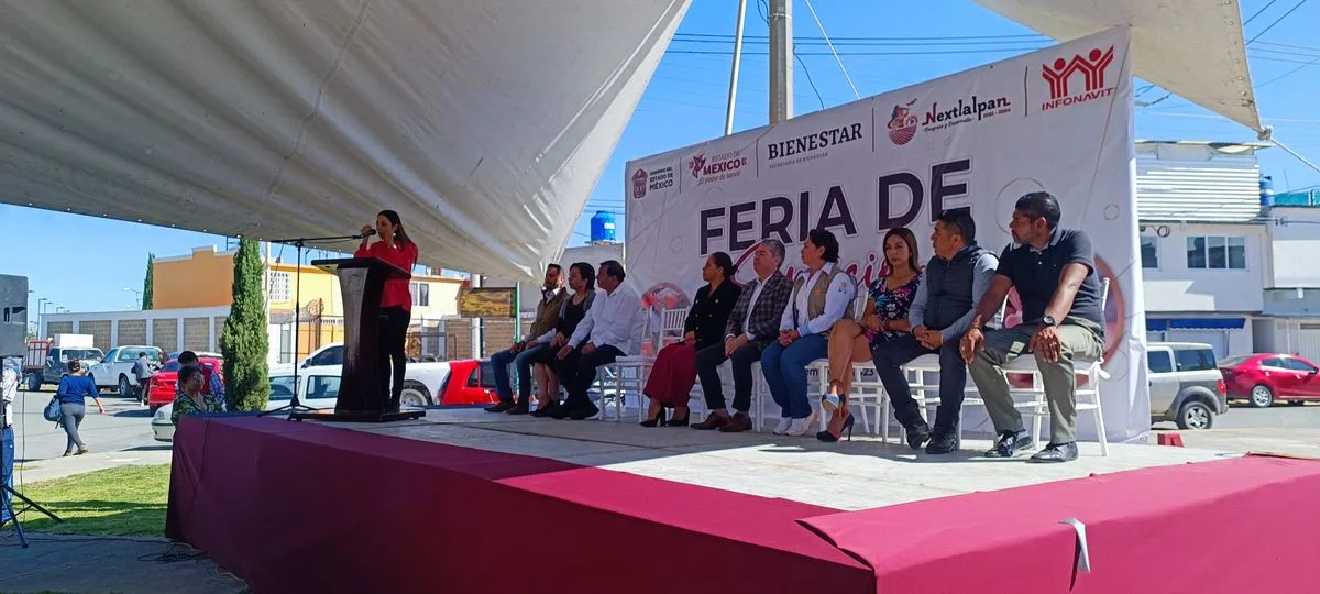 1695403898 Ya comenzo la Feria de Servicios jpg