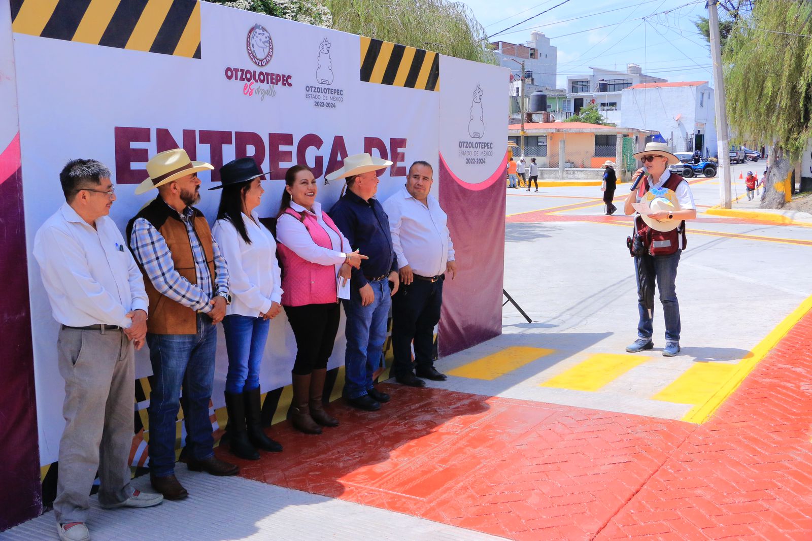 1695425475 545 Rehabilitamos con concreto la calle 5 de Mayo por mejor