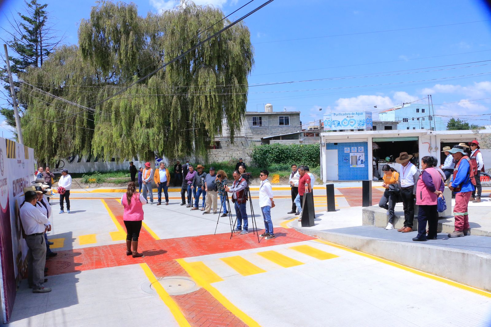 1695425479 261 Rehabilitamos con concreto la calle 5 de Mayo por mejor