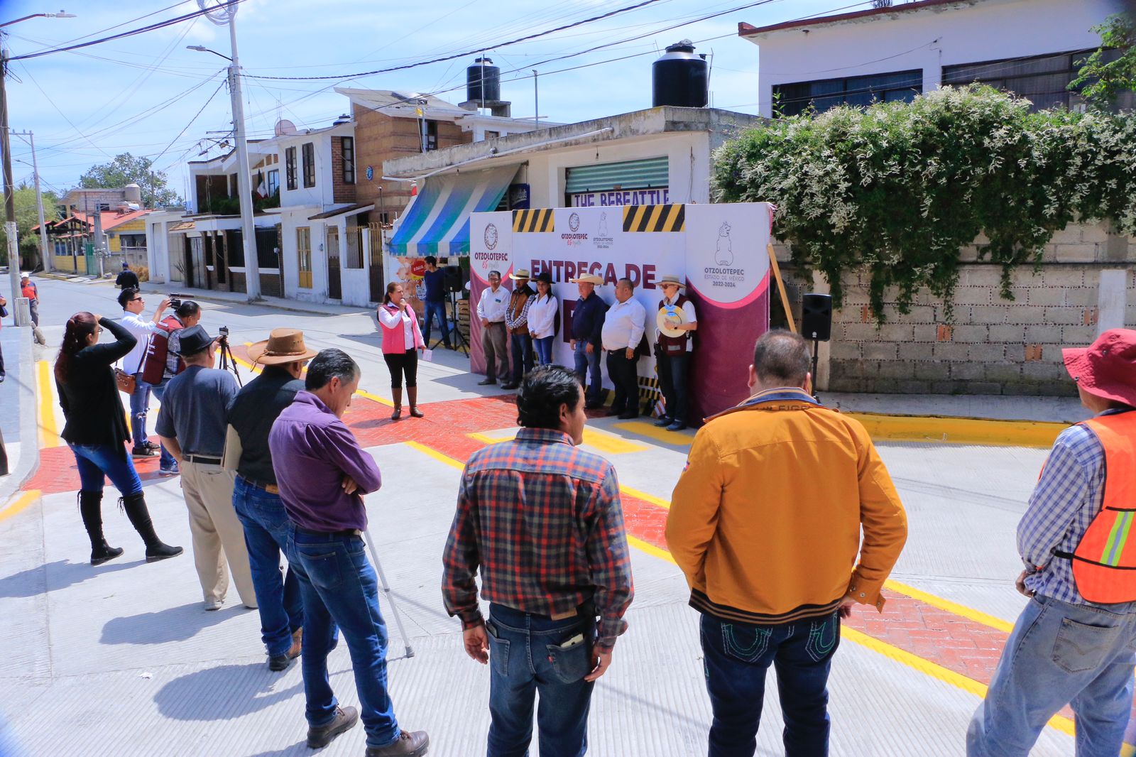 1695425484 104 Rehabilitamos con concreto la calle 5 de Mayo por mejor