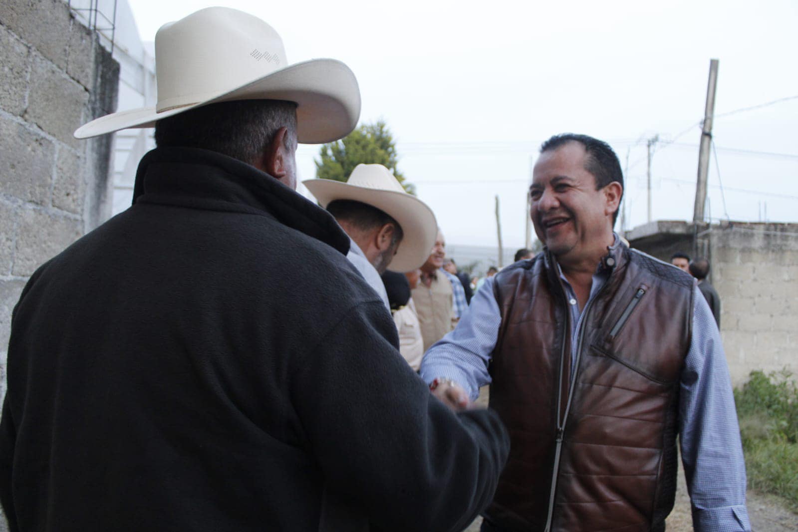 1695487423 446 En compania de vecinos delegados sindico y regidores nuestro Presidente