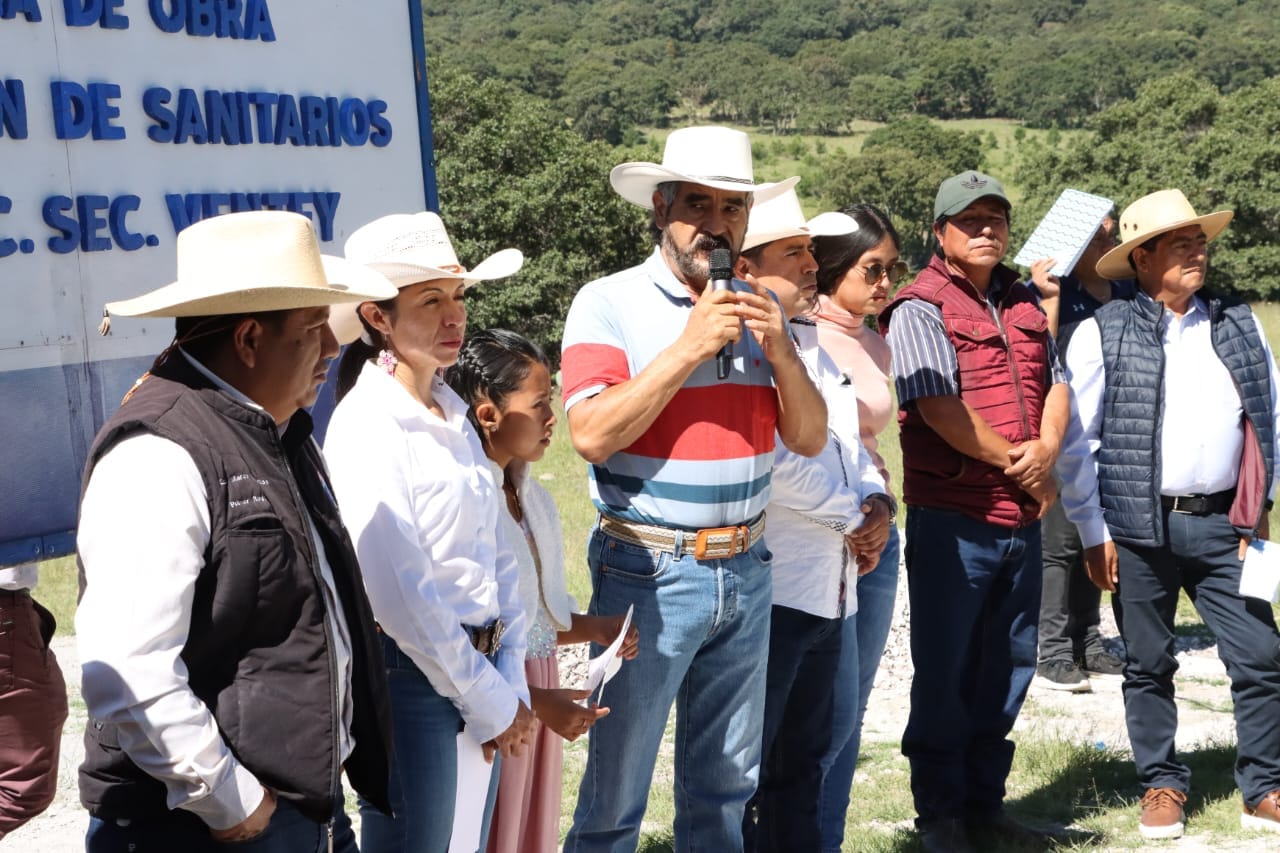 1695494434 11 EntregadeObra Este sabado el Profr A Pastor Cruz Garcia Presidente