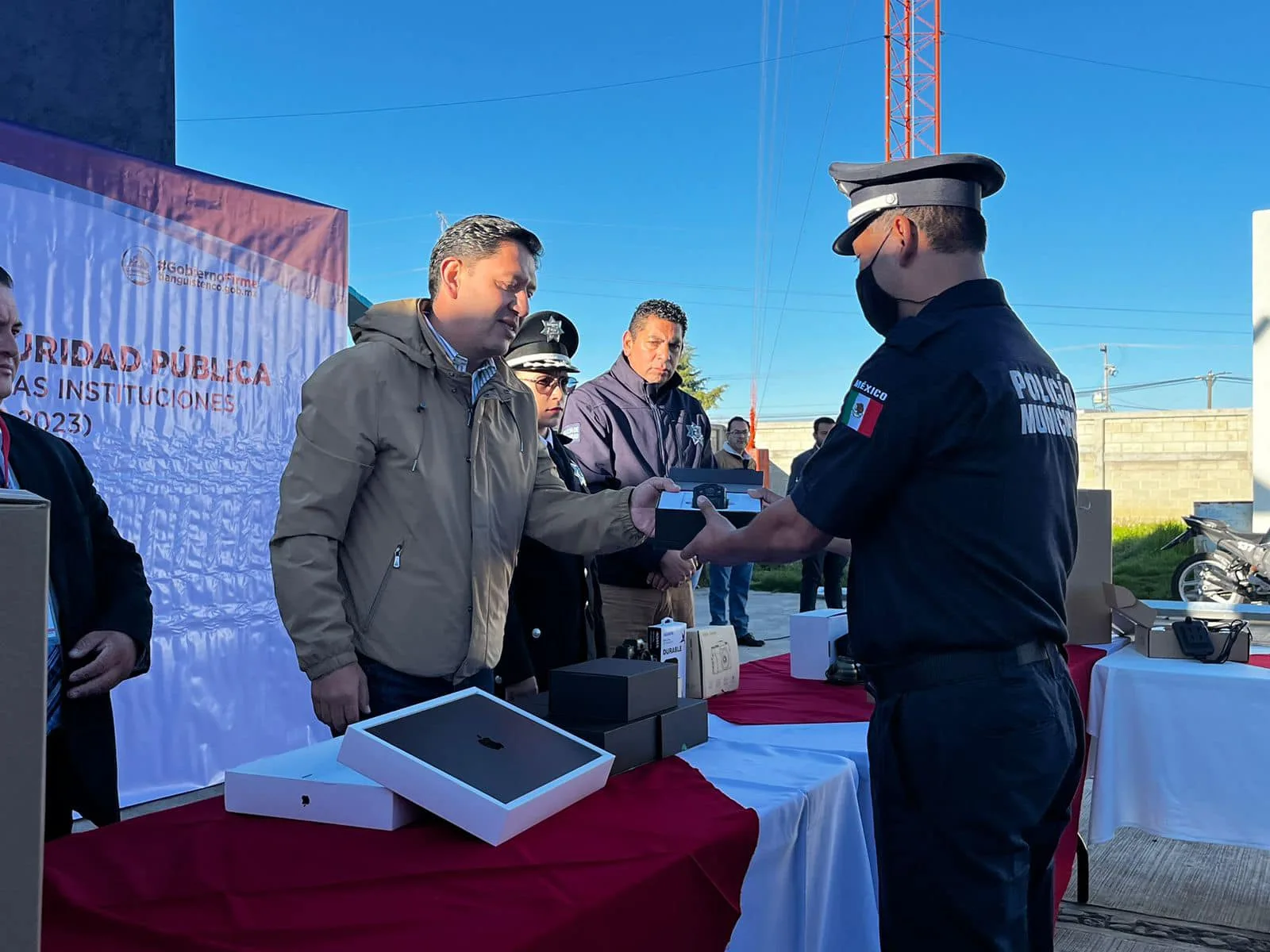 1695658513 Hicimos entrega de Equipamiento tactico y tecnologico al area de jpg