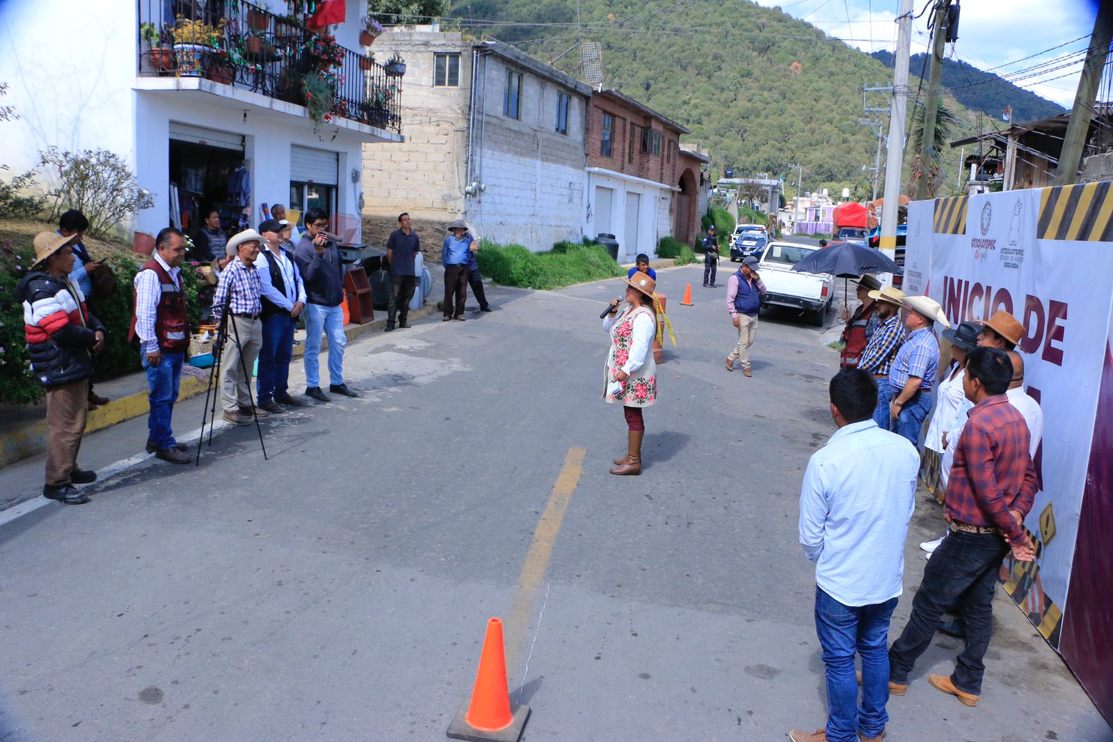 1695731610 843 Acaba espera de 30 anos continuamos pavimentacion asfaltica en calle