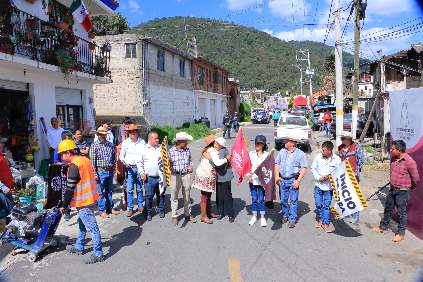 1695731629 650 Acaba espera de 30 anos continuamos pavimentacion asfaltica en calle