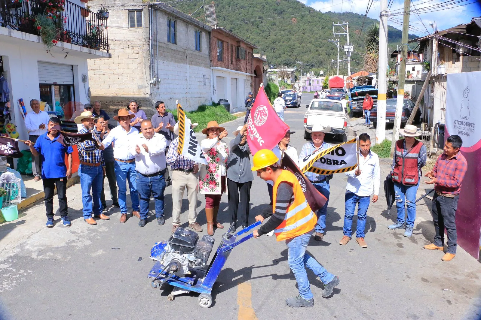 1695731657 Acaba espera de 30 anos continuamos pavimentacion asfaltica en calle jpg