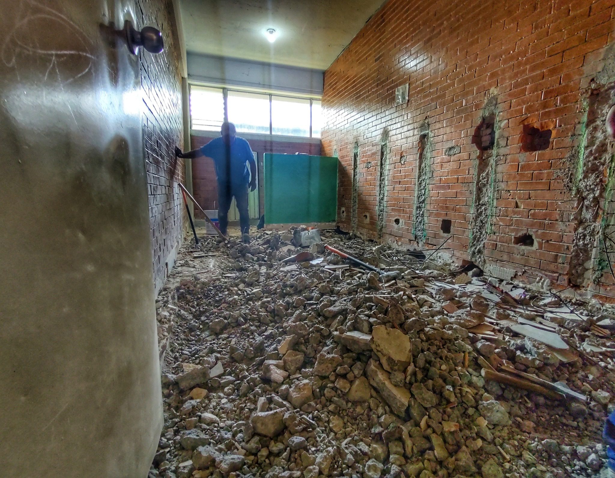 1695734630 186 Trabajamos en la rehabilitacion de los sanitarios del Jardin de