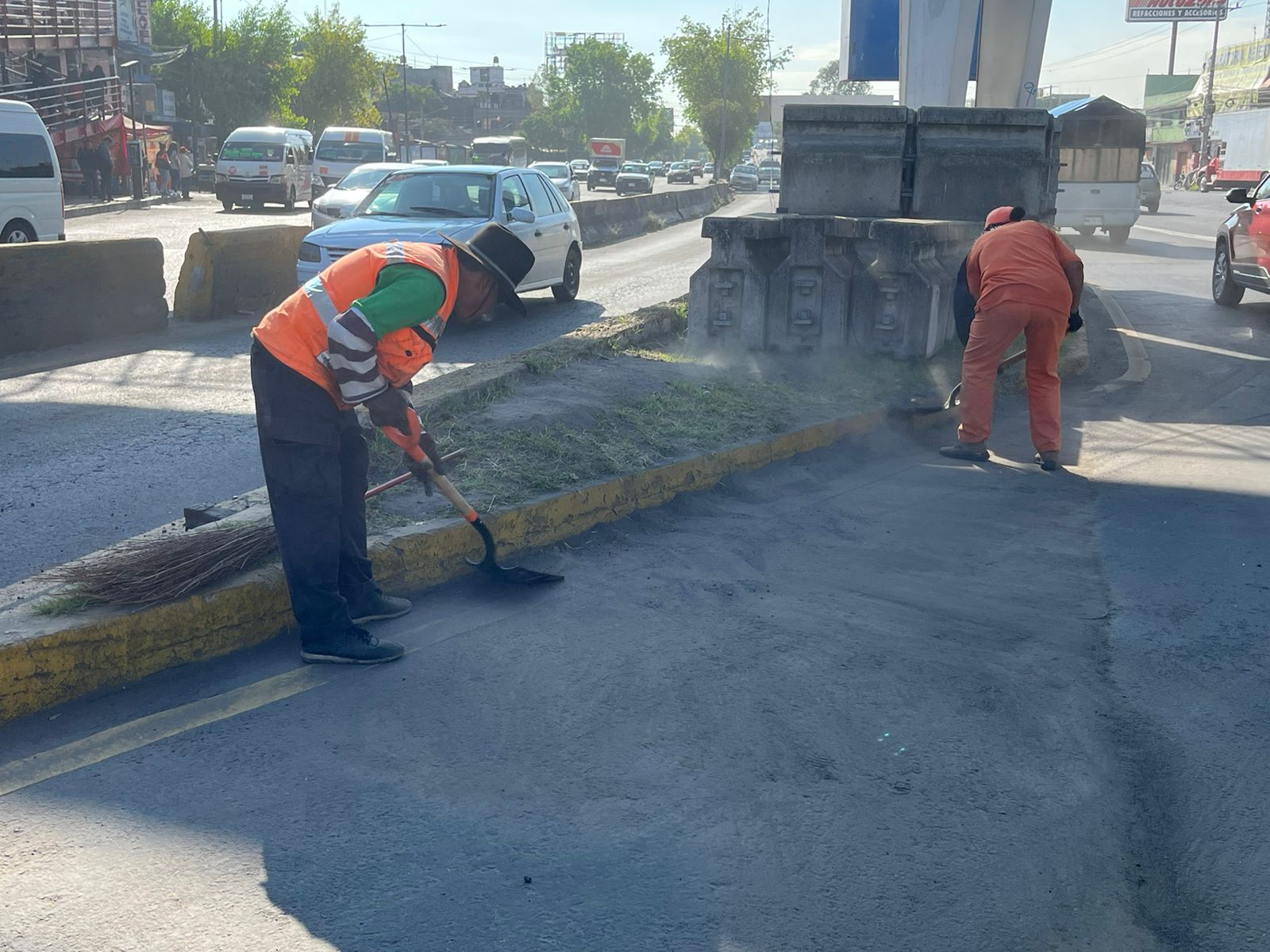 1695736057 506 Personal de ServiciosPublicos realizaron trabajos de barrido en la Avenida