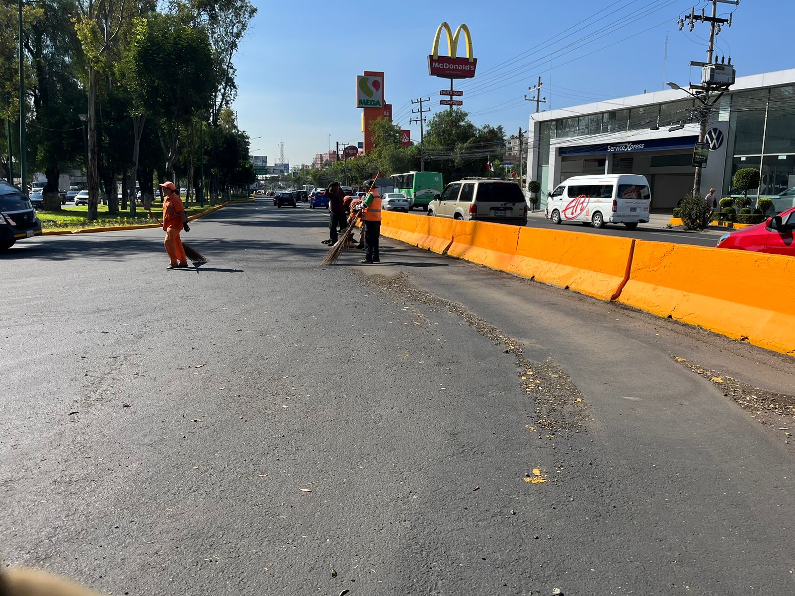 1695736063 551 Personal de ServiciosPublicos realizaron trabajos de barrido en la Avenida